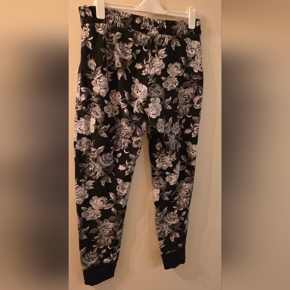 Cynthia Rowley Black and White Floral Joggers (Size Large) - Picture 4 of 14